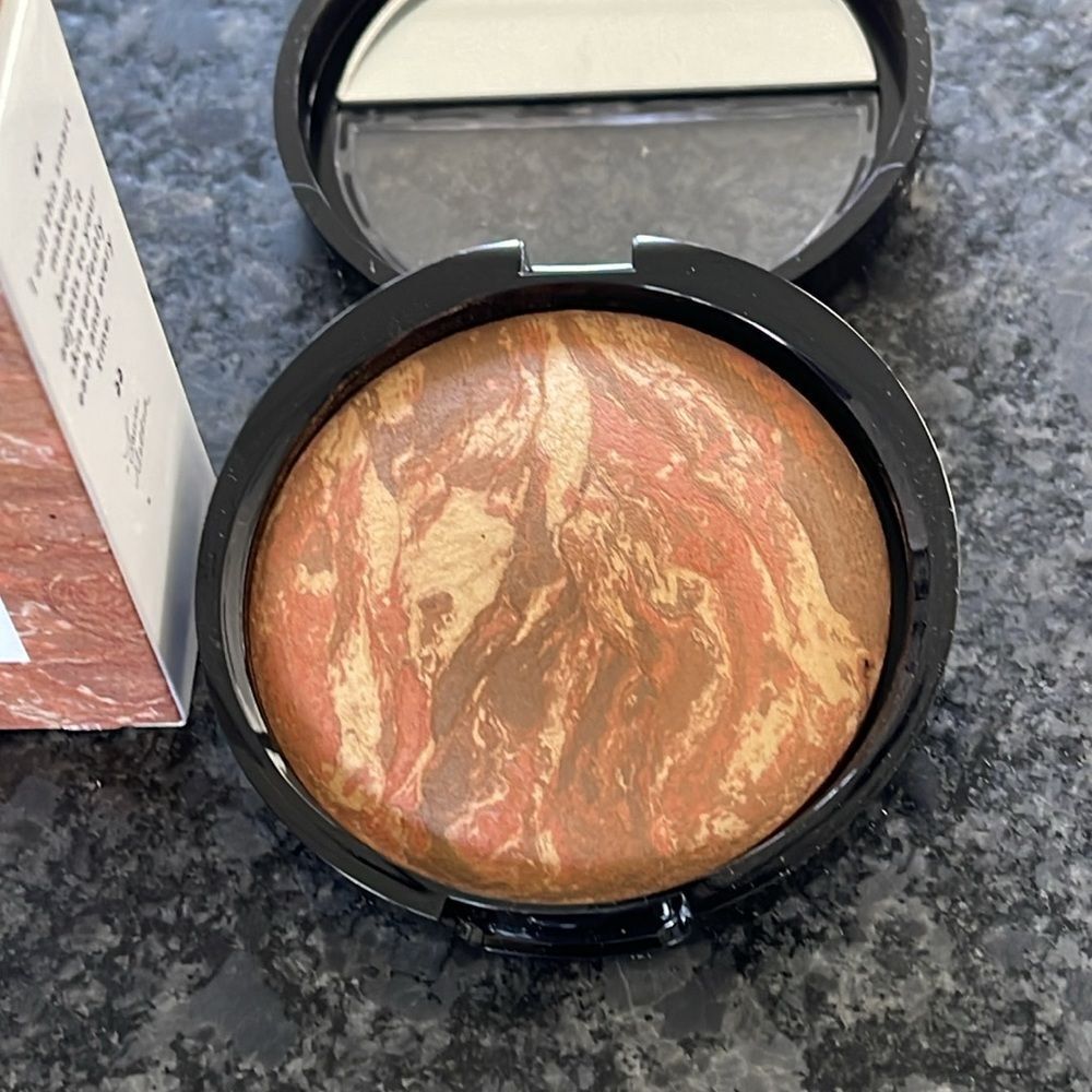 Laura Geller Baked Balance-N-Brighten Color Correcting Foundation in Toffee - Picture 2 of 6